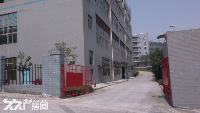 渝北区回兴服装城轻轨站附近平层仓库低价出租中