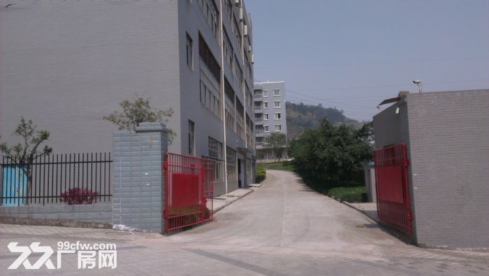 重庆渝北区回兴服装城轻轨站附近平层仓库低价出租中