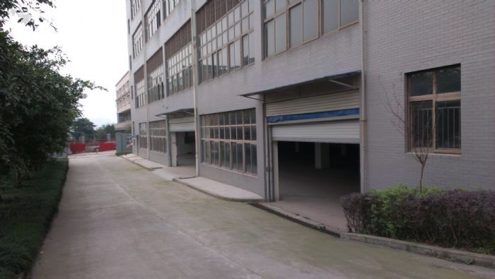 重庆渝北区回兴服装城轻轨站附近平层仓库低价出租
